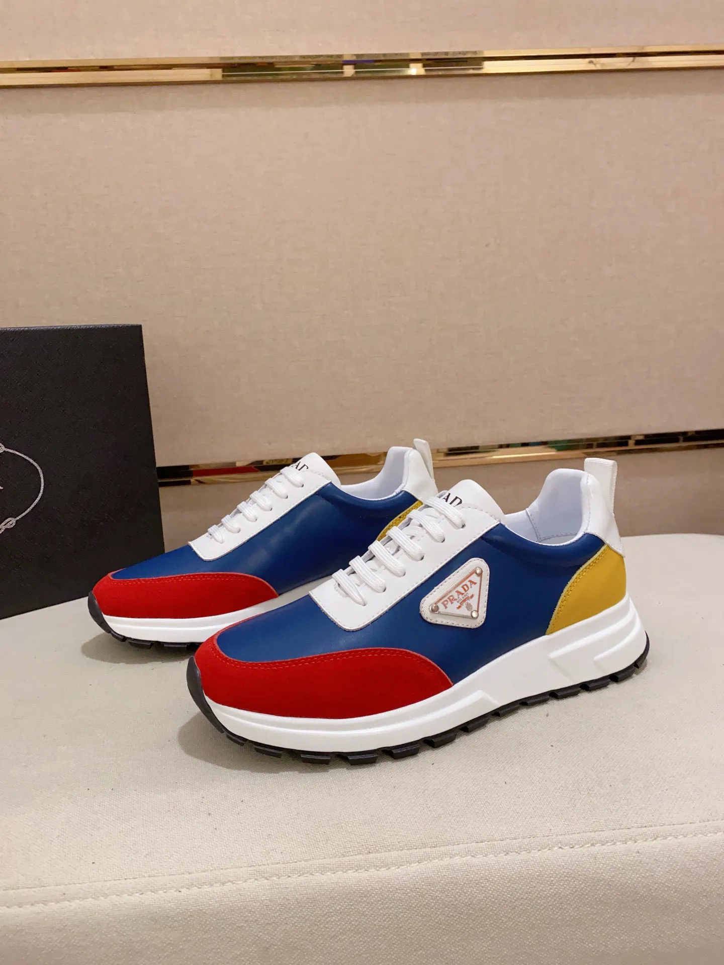 Men's shoes 💰: 500💰 [Prada～Prada] Trendy new styles are on the market. Same style as the official website. Counter quality. Original matching. [Strong] [Strong] Selected first-layer cowhide fabric. Comfortable and breathable sheepskin lining, fine workmanship, upper layer made of 100% pure cowhide, original last shape, comfortable on the feet, shoe sizes 38 to 44